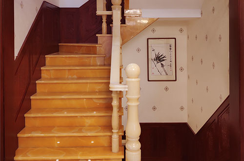天涯中式别墅室内汉白玉石楼梯的定制安装装饰效果